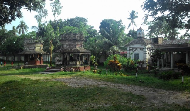 Vaggokul Zamindarbari and Adjacent Old Temple